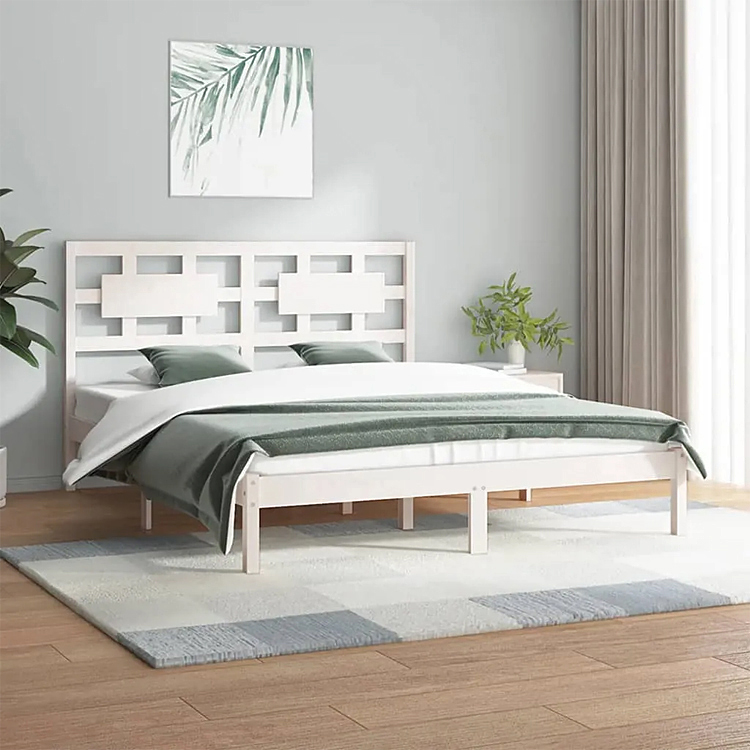 Aranżacja z białym drewnianym łóżkiem Satori 6X
