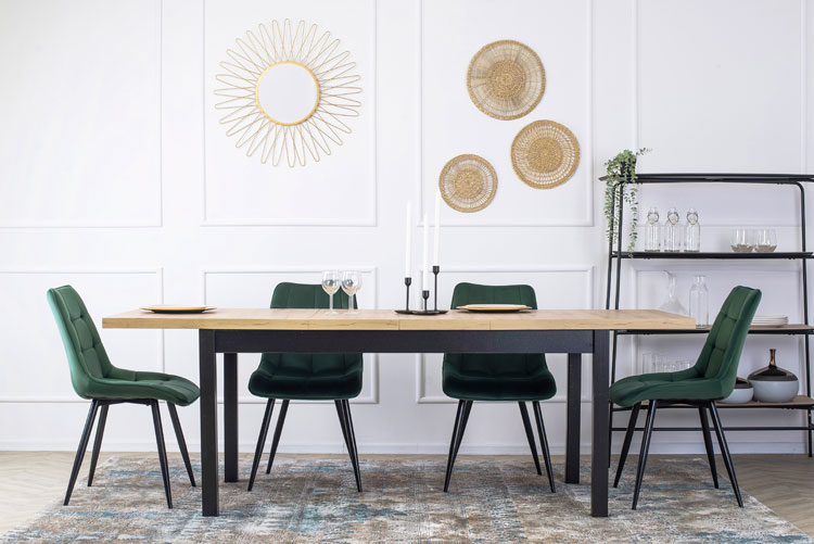 Rozkładany stół z czterema zielonymi krzesłami Asaki