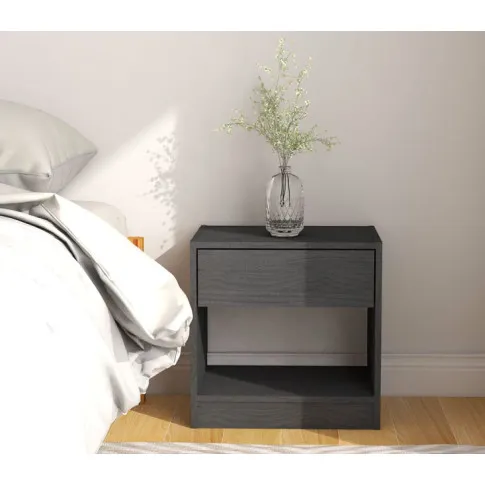 Drewniana szafka nocna z szufladą szara Uwer w skandynawskiej sypialni