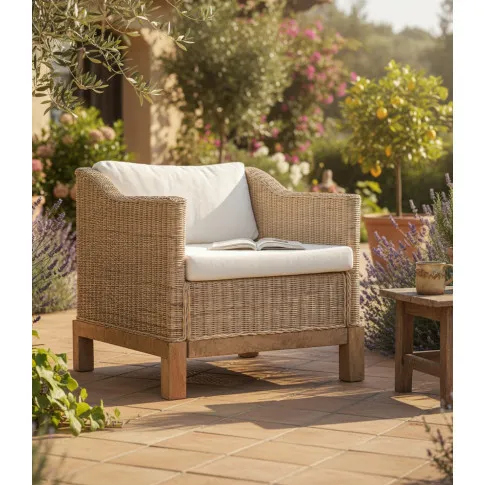 Rattanowy fotel z poduszkami na drewnianej ramie   Zellia