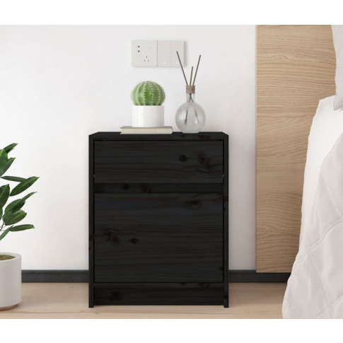 Czarna drewniana szafka nocna Cewi w nowoczesnej sypialni