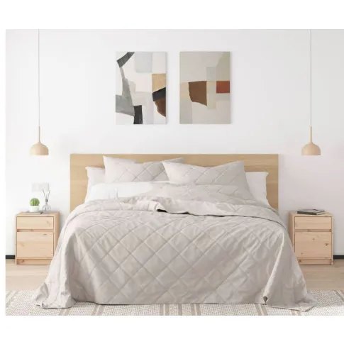 Sypialnia z wykorzystaniem naturalnej drewnianej szafki nocnej Cewi