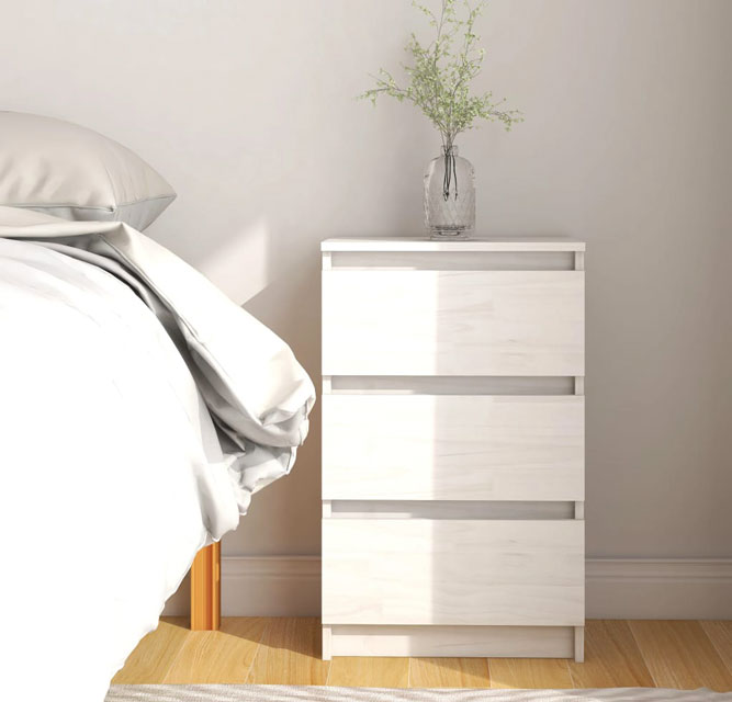 Sypialnia z białą komodą Meluria z litego drewna sosnowego