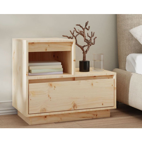Sosnowa drewniana szafka nocna z szufladą i półką Zopi w przykładowym wnętrzu