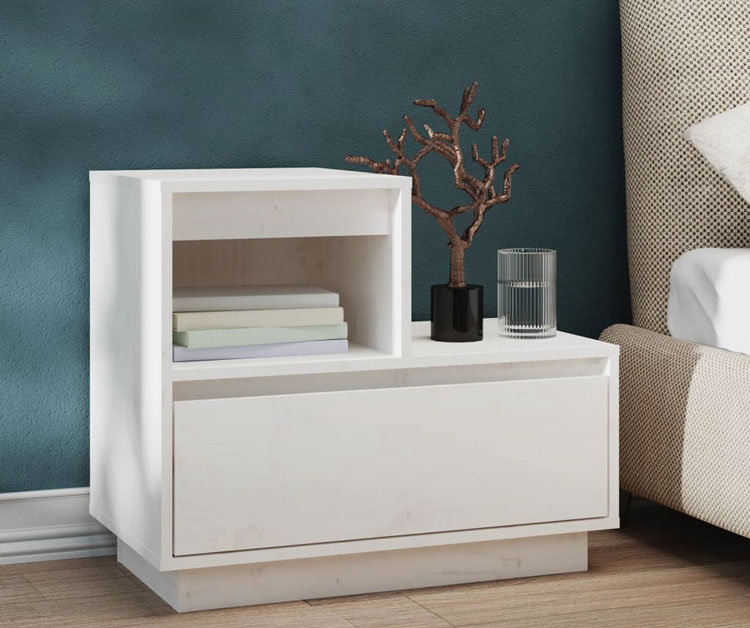 Sypialnia z białą drewnianą szafka nocną Carmin