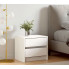 Sypialnia nowoczesna z wykorzystaniem białej drewnianej szafki nocnej Cefo