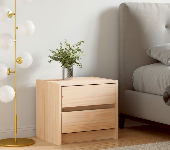 Sosnowa szafka nocna z 2 szufladami Wuwi w przykładowym wnętrzu