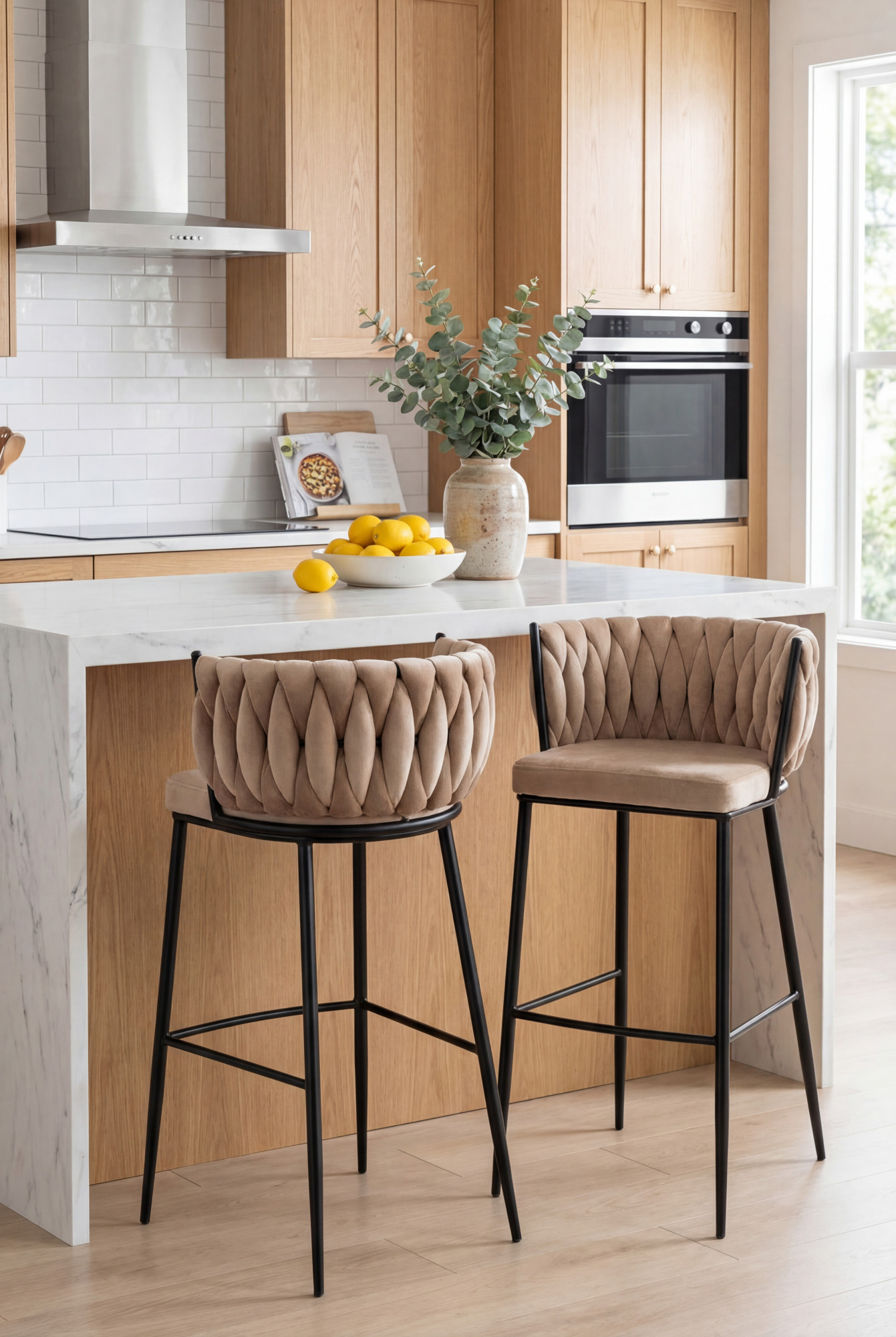 Aranżacja kuchni z hokerami glamour z oparciem Cardi