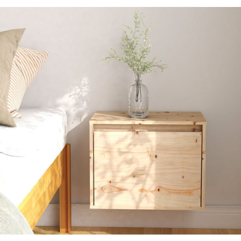 Sosnowa naturalna szafka nocna wisząca Pios 3X w przykładowej sypialni