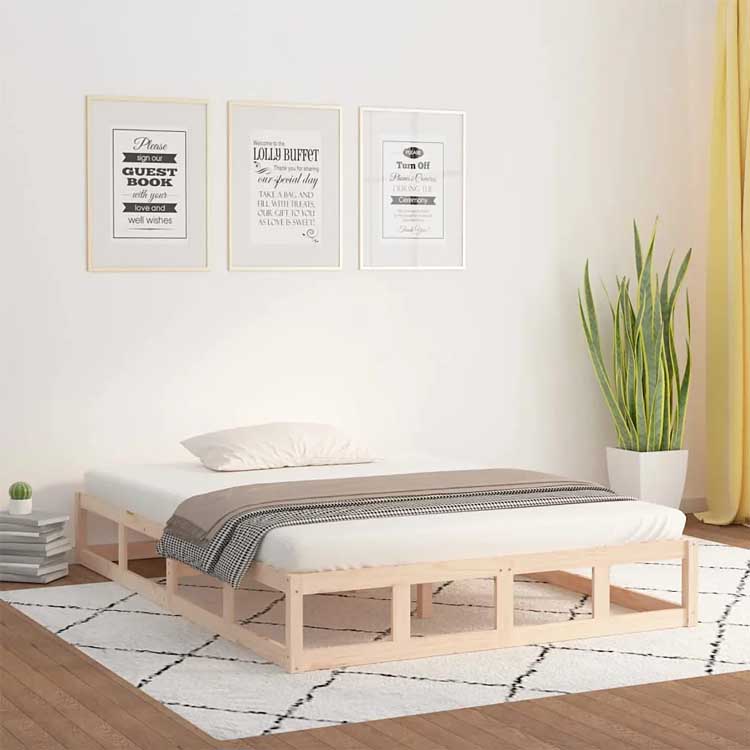 aranżacja z naturalnym drewnianym łóżkiem Kaori 4X