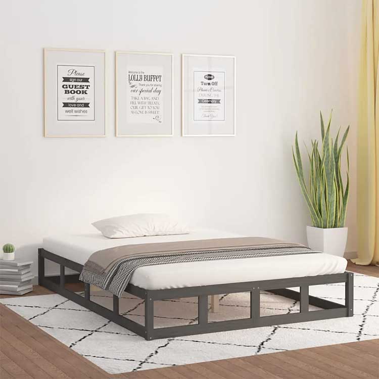aranżacja z szarym drewnianym łóżkiem Kaori 4X