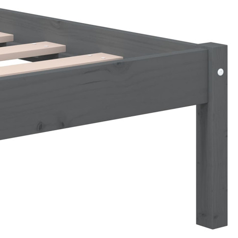 rama szarego drewnianego łóżka Bente