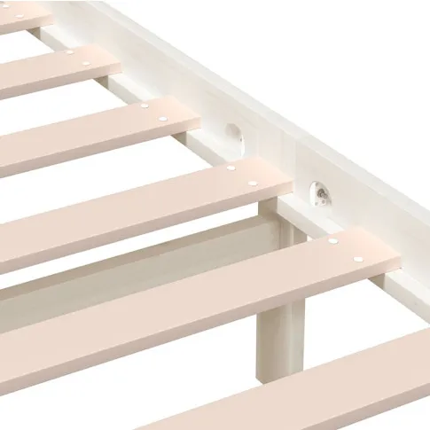 stelaż białego drewnianego łóżka Bente