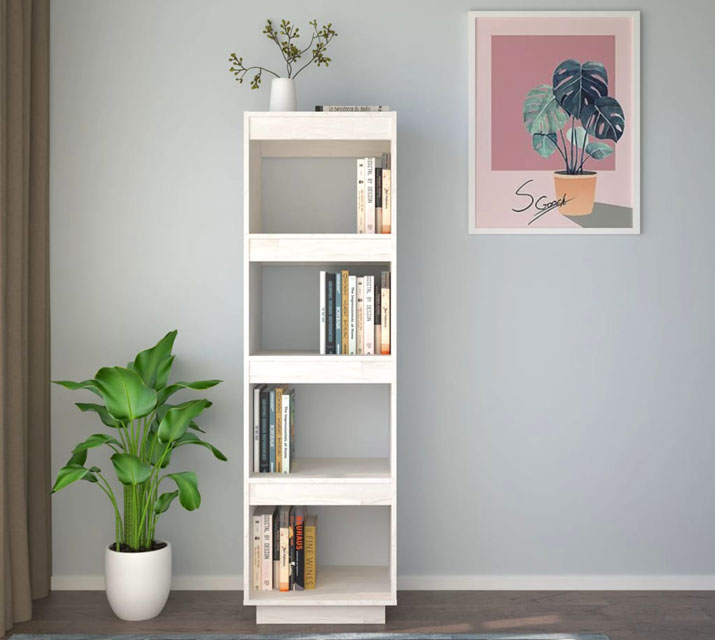 Drewniany biały regał Lika 4X w nowoczesnym salonie