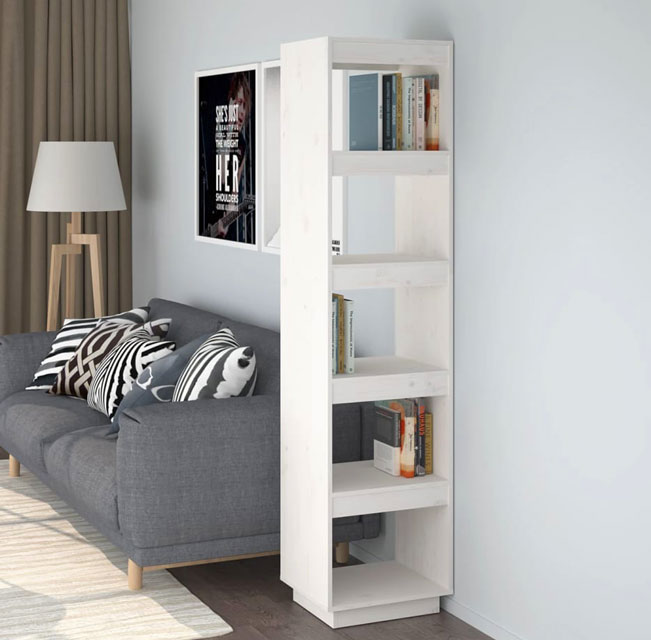 Drewniany biały regał Lika 5X w przykładowym wnętrzu