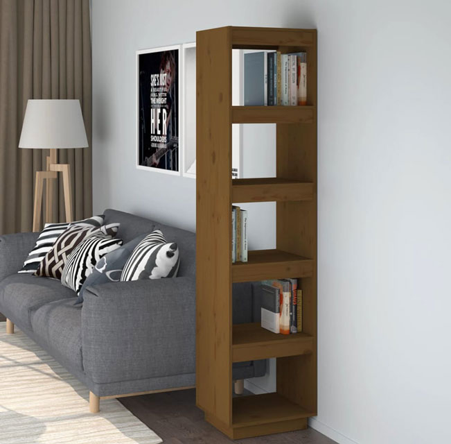 Drewniany regał Lika 5X miodowy brąz w przykładowym wnętrzu