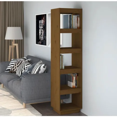 Salon z wykorzystaniem drewnianego regału skandynawskiego Wajos 5x miodowy brąz