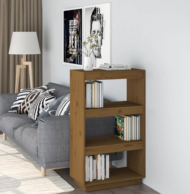 Salon z wykorzystaniem sosnowego regału Lika 7X w kolorze miodowy brąz