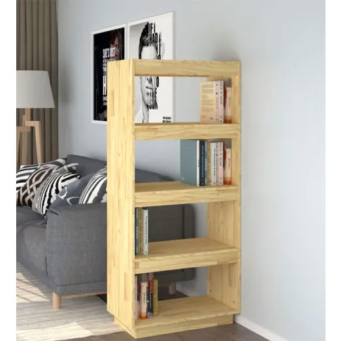 Salon z wykorzystaniem drewnianego regału Wajos 8X w kolorze naturalnym