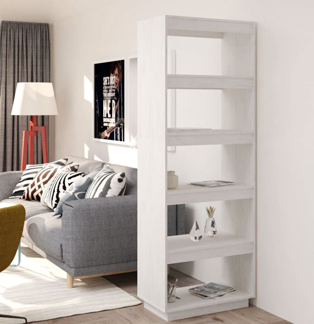 Salon skandynawski z białym regałem drewnainym Lika 9X