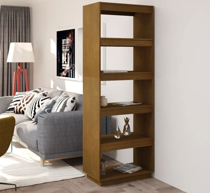 Salon skandynawski z brązowym regałem drewnainym Lika 9X