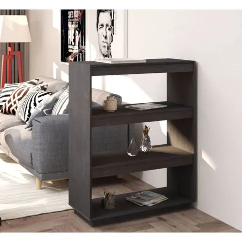 Szary sosnowy regał drewniany Wajos 11X w przykładowej aranżacji