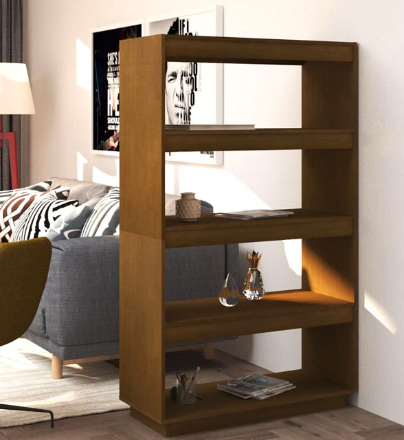 Brązowy regał drewniany Lika 12X w przykładowej aranżacji