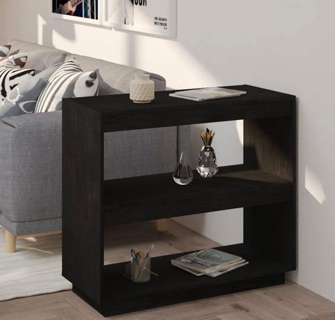 Regał sosnowy niski czarny Lika 14X w przykładowej aranżacji