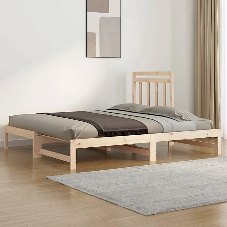 aranżacja z drewnianym naturalnym łóżkiem Mindy