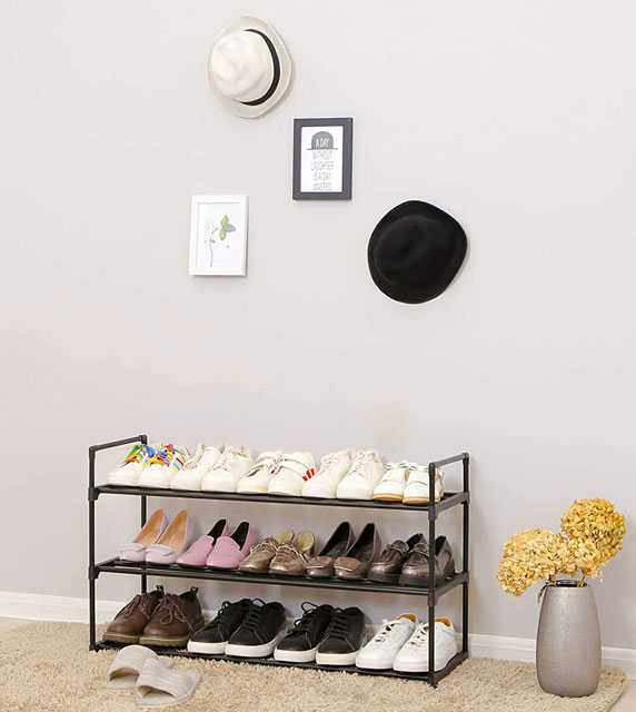 Salon z wykorzystaniem czarnej szafki na buty z rurek Ikos
