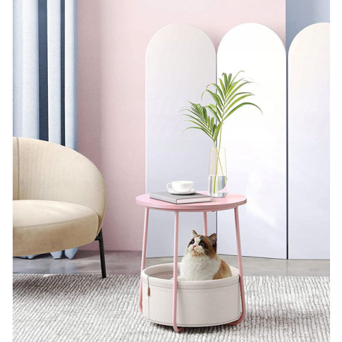 Salon z wykorzystaniem różowego stolika kawowego z koszem Higi