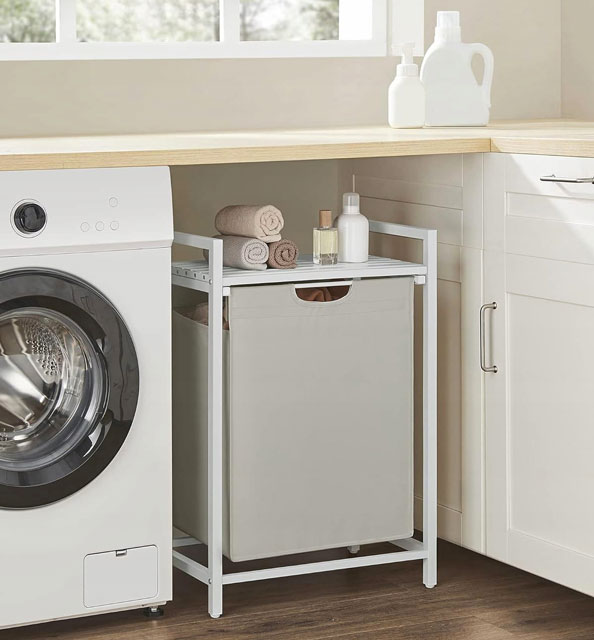 Pralnia z wykorzystaniem białego regału łazienkowego z koszem Bedos 5X