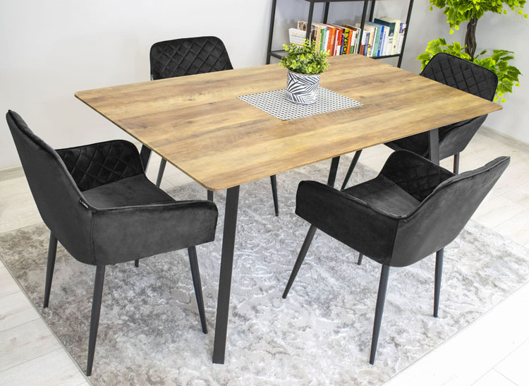 Wnętrze z wykorzystaniem zestawu krzeseł czarnych welurowych Dante