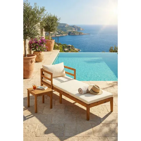 Drewniany leżak ogrodowy Honsa 4X przy basenie
