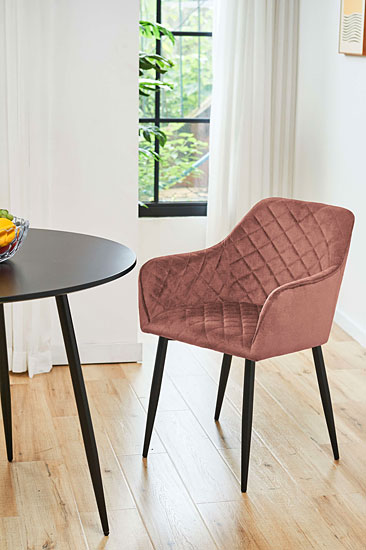 Wizualizacja różowego krzesła z kompletu Cejlon