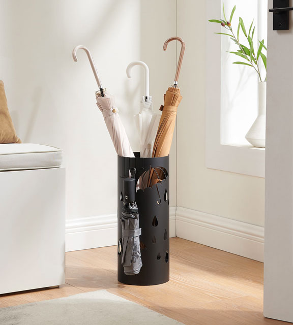 Czarny stojak na parasole Momo w przykładowym wnętrzu