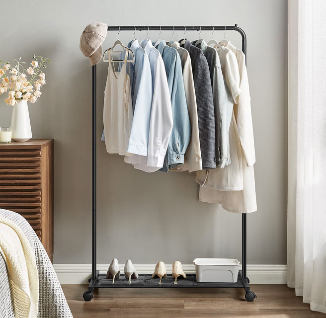 Wizualizacja czarnego stojaka na ubrania na kółkach Horton w nowoczesnej sypialni