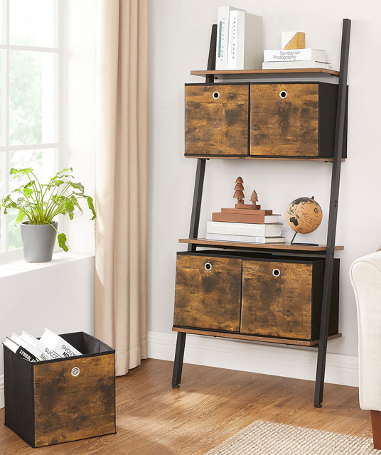 Przykład wykorzystania organizerów z kompletu Taupe na loftowym regale