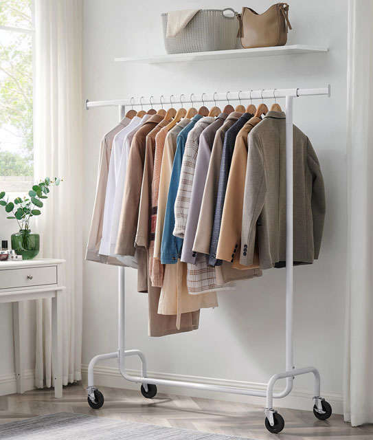 Garderoba z wykorzystaniem białego stojaka na ubrania na kółkach Seleno