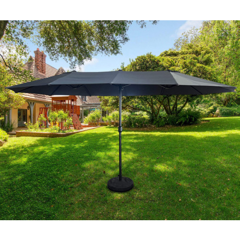 Prezentacja ciemnoszarego parasolu do ogrodu Heberi