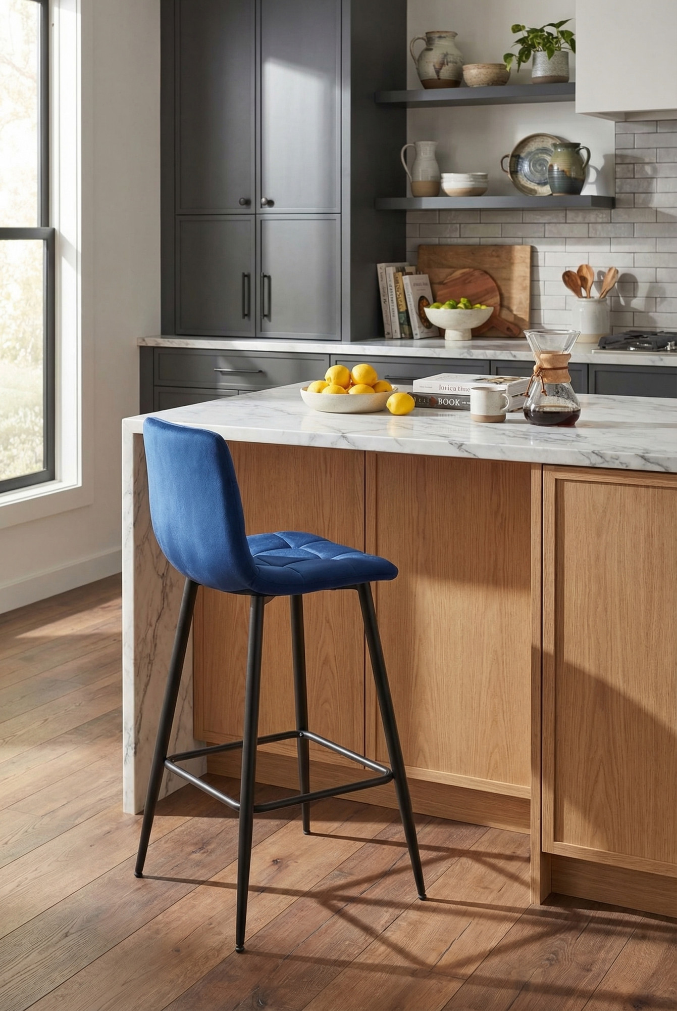 Kuchnia z granatowym hokerem welurowym do wyspy Selon