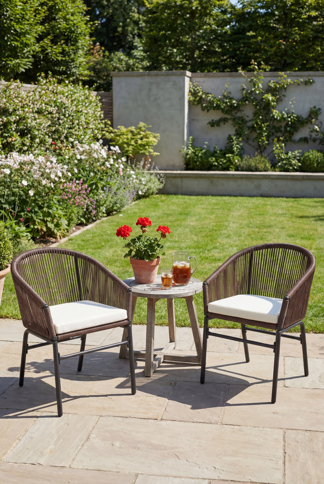 Aranżacja ogrodu z krzesłami ogrodowymi z rattanu - Dumlin 4X