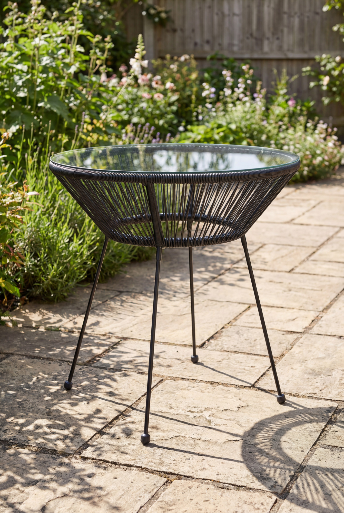 Aranżacja ogrodu ze stolikiem ogrodowym ze szklanym blatem - Rebbi