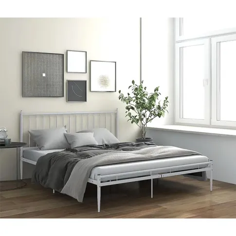 Wnętrze z białym loftowym łóżkiem Aresti