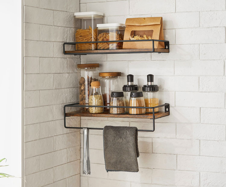 Kuchnia z zastosowaniem kompletu półek kuchennych Amarisa