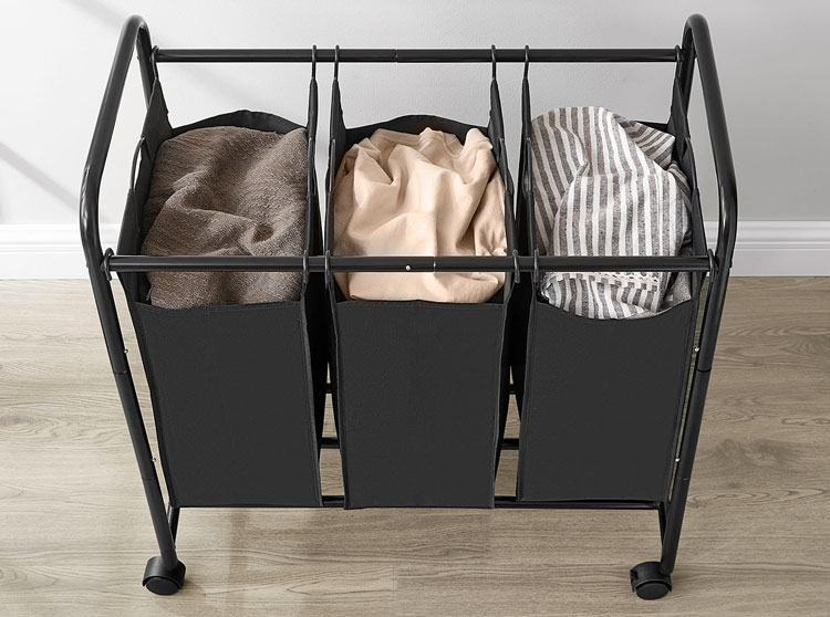 Wizualizacja czarnego kosza na kółkach na pranie Numi 4X