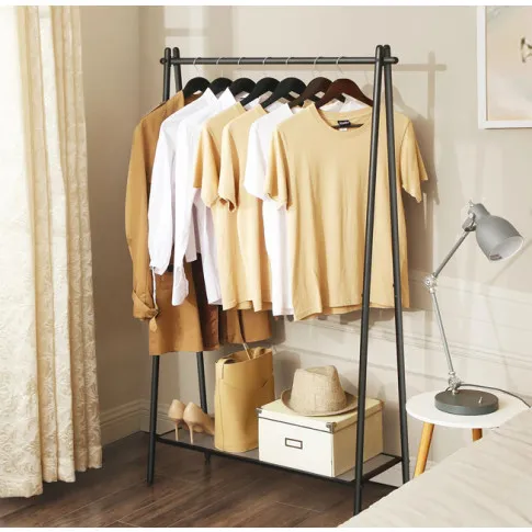 Garderoba z wykorzystaniem metalowego stojaka Xazo