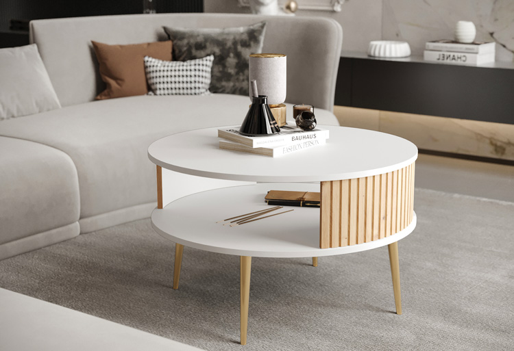 Biały stolik kawowy Alwida 3X na złotych nóżkach w salonie