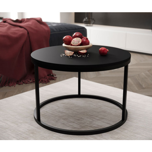 Salon z wykorzystaniem czarnego okrągłego stolika kawowego Oxin