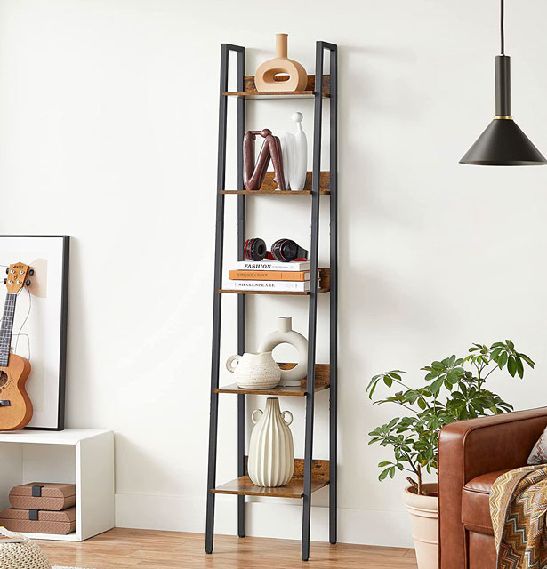 Salon z wykorzystaniem rustykalnego regału Marinex